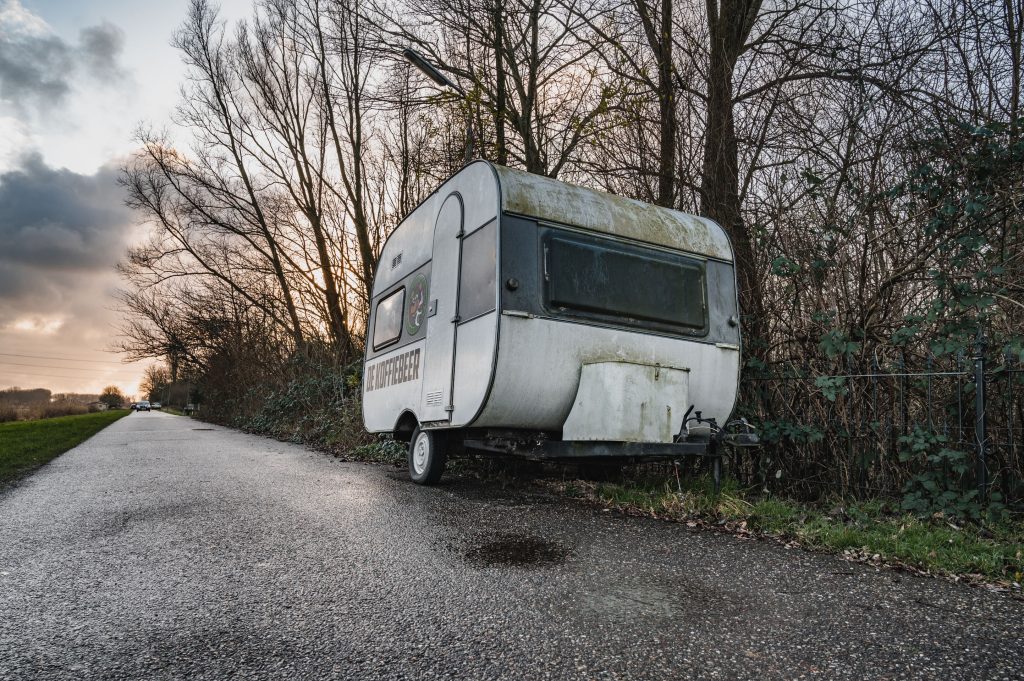 Een oude caravan