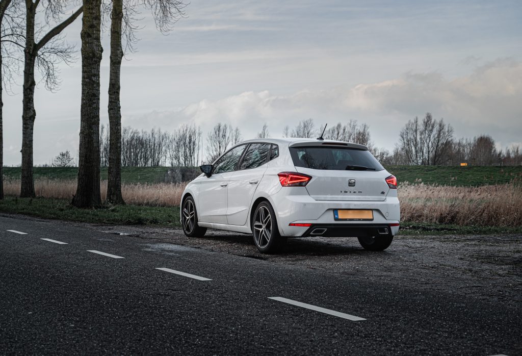 witte Seat ibiza fr van achter