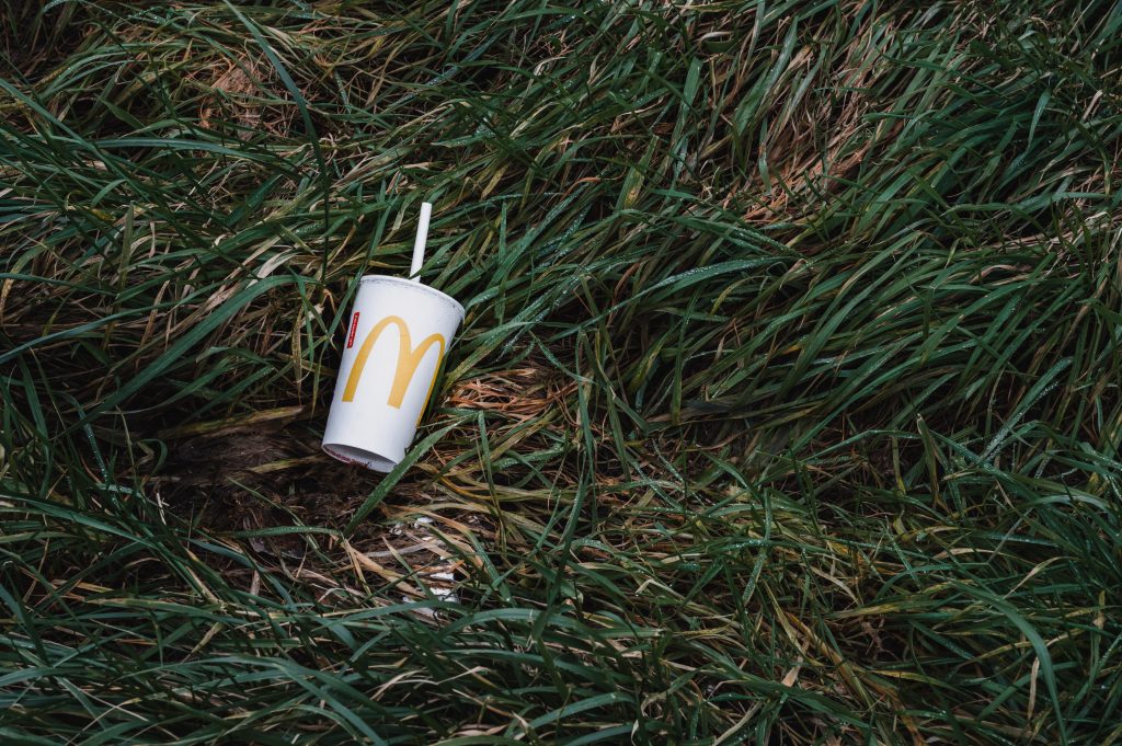 Mc donalds beker in het gras