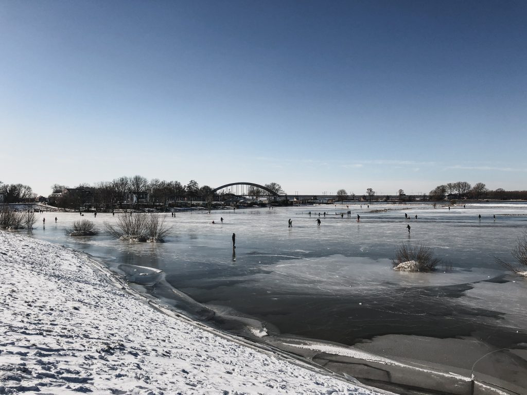 Schaatsende mensen op de uiterwaarden bij Culemborg