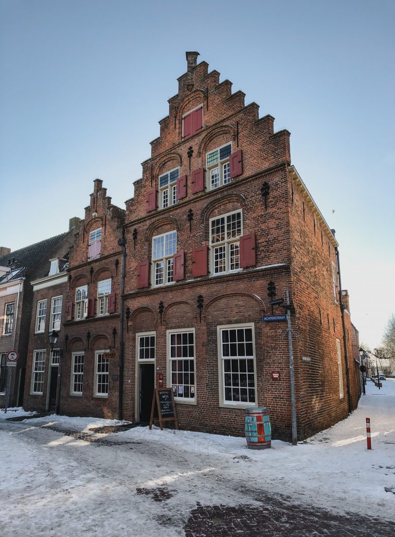 Oud huis in Culemborg in de sneeuw