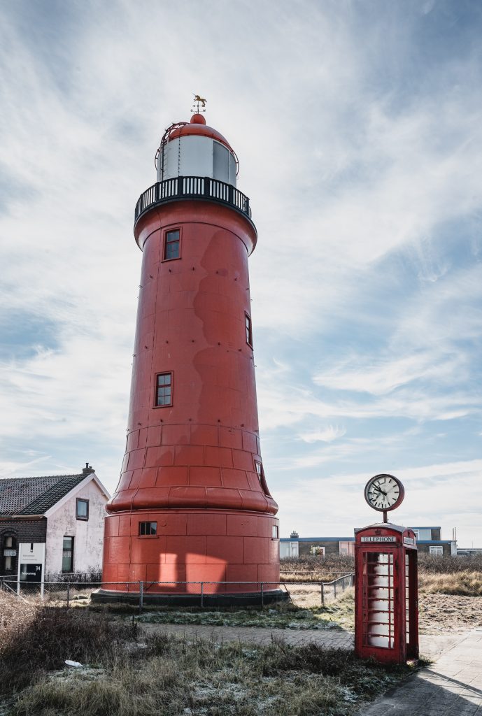 kleine vuurtoren met telefooncel