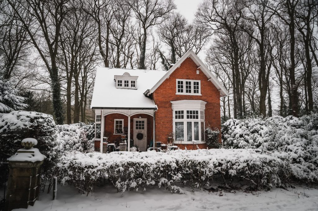 Besneeuwd klein huisje