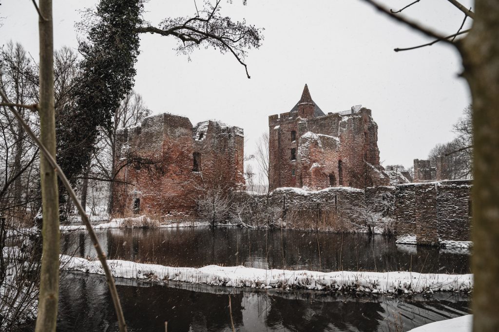 Ruine van Brederode in de sneeuw met water