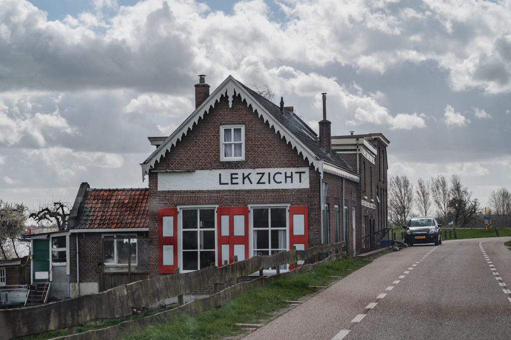 Lekzicht huisje langs de weg