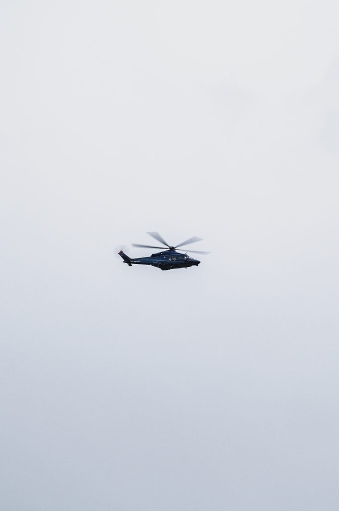 Politie helicopter van de zijkant