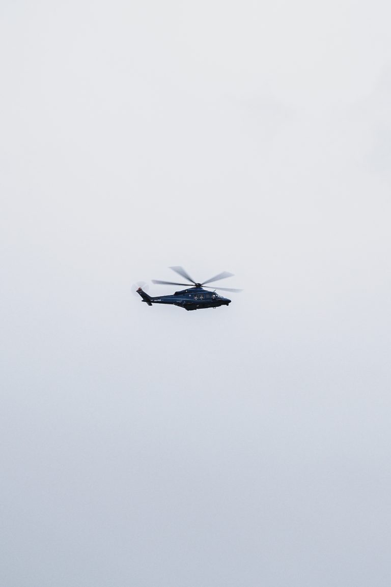 Politie helicopter van de zijkant