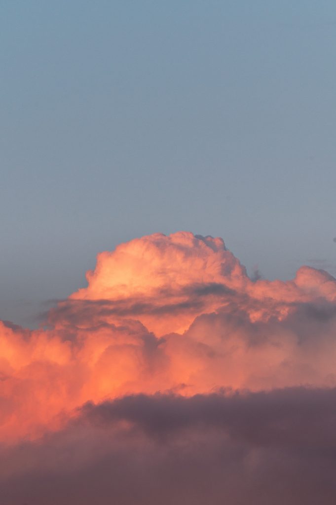 Oranje roze gekleurde wolken