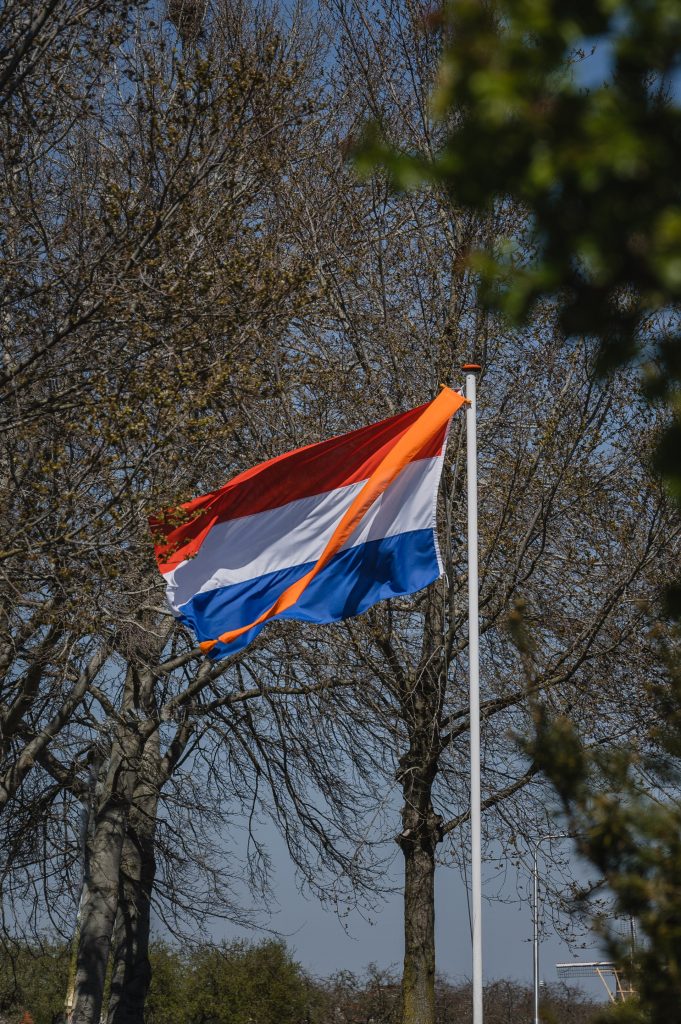 Vlag aan vlaggenstok met wimpel