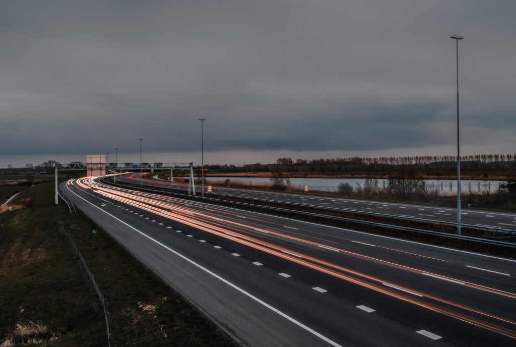 Light trails van auto's op de a2